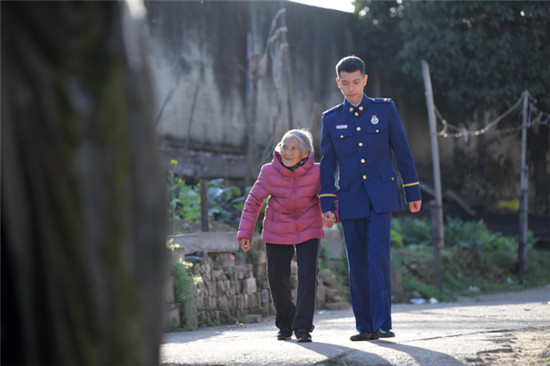 张佳港陪外婆在路上散步（2月19日摄）。新华社记者彭昭之摄